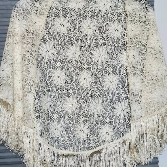 womans shawl cream - Picture 3 of 7